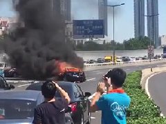恐怖現場：6次變道連撞4車，天津馬自達一懟四